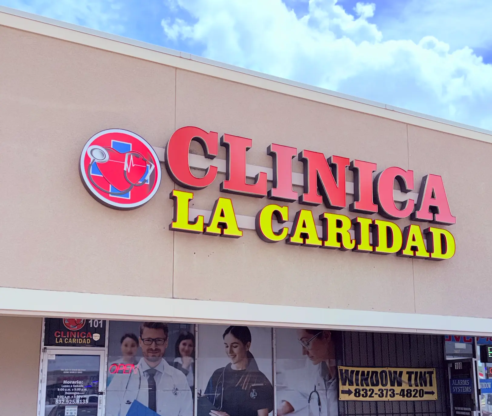 Equipo médico de Clínica Hispana La Caridad atendiendo pacientes en Houston